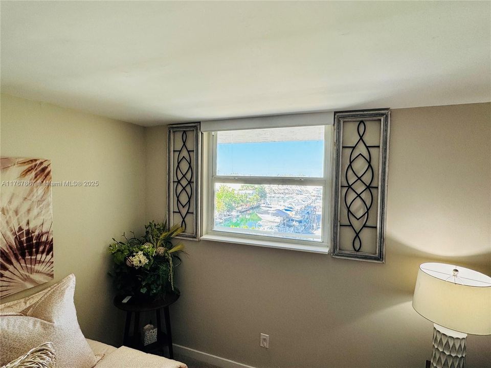 Recently Sold: $315,000 (2 beds, 2 baths, 963 Square Feet)