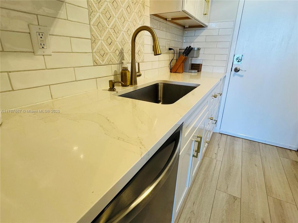 Recently Sold: $315,000 (2 beds, 2 baths, 963 Square Feet)