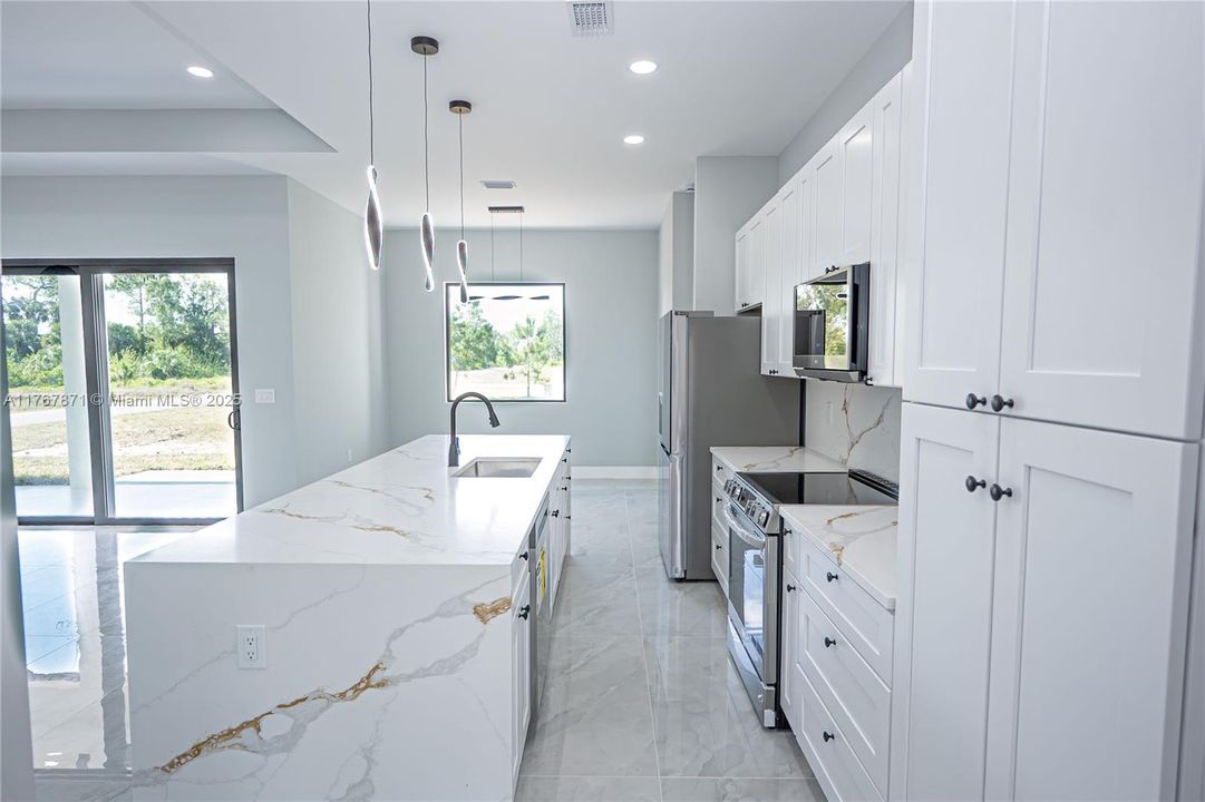 Недавно продано: $415,000 (4 спален, 2 ванн, 1800 Квадратных фут)