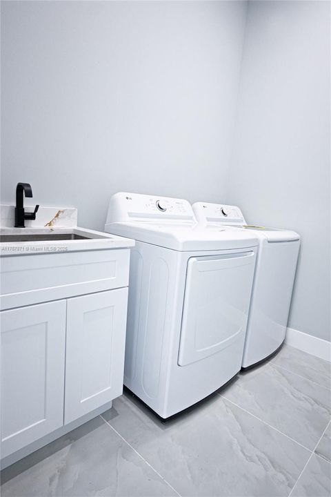 Недавно продано: $415,000 (4 спален, 2 ванн, 1800 Квадратных фут)