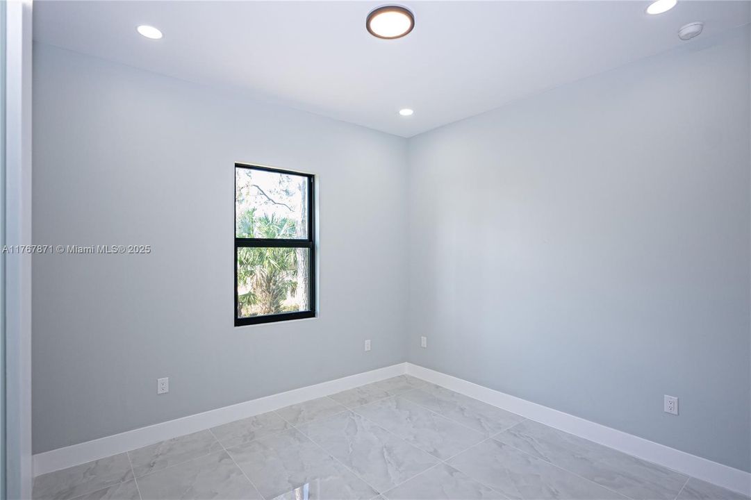 Недавно продано: $415,000 (4 спален, 2 ванн, 1800 Квадратных фут)