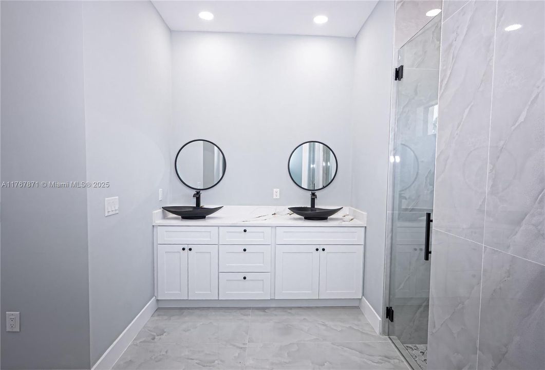 Недавно продано: $415,000 (4 спален, 2 ванн, 1800 Квадратных фут)