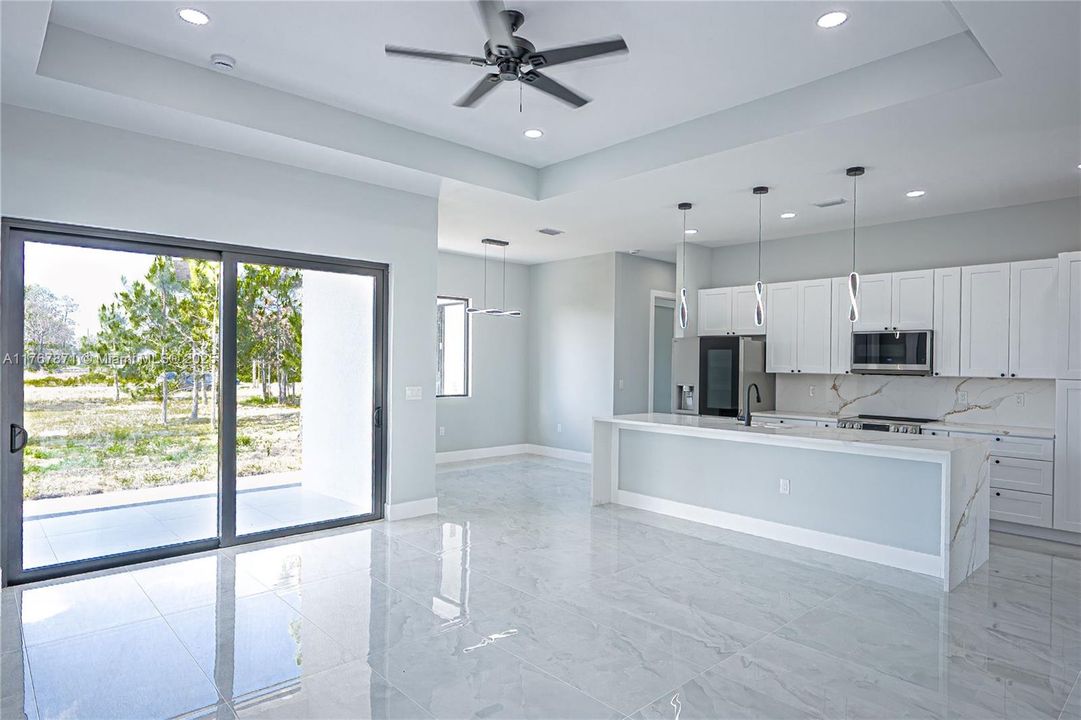 Недавно продано: $415,000 (4 спален, 2 ванн, 1800 Квадратных фут)