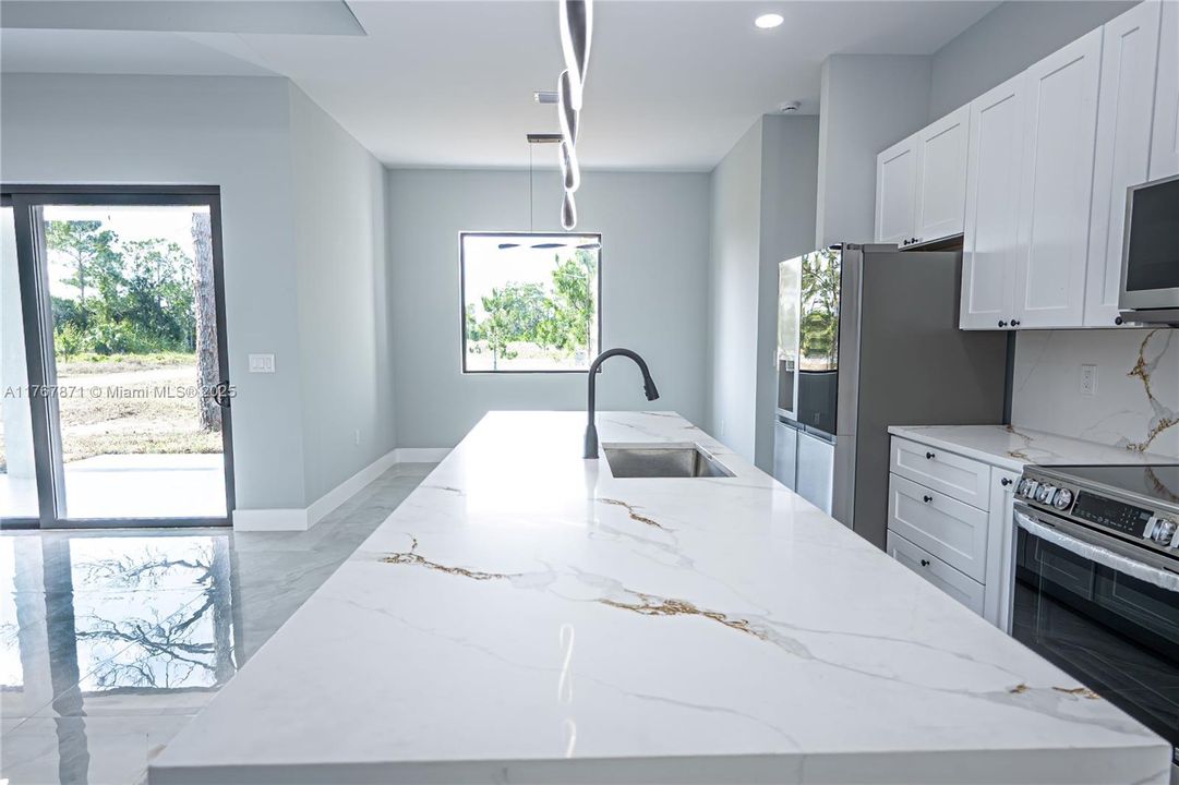 Недавно продано: $415,000 (4 спален, 2 ванн, 1800 Квадратных фут)