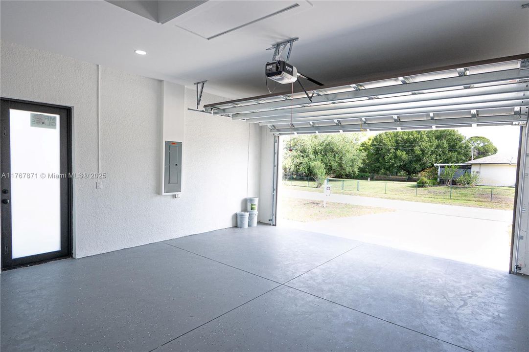 Недавно продано: $415,000 (4 спален, 2 ванн, 1800 Квадратных фут)