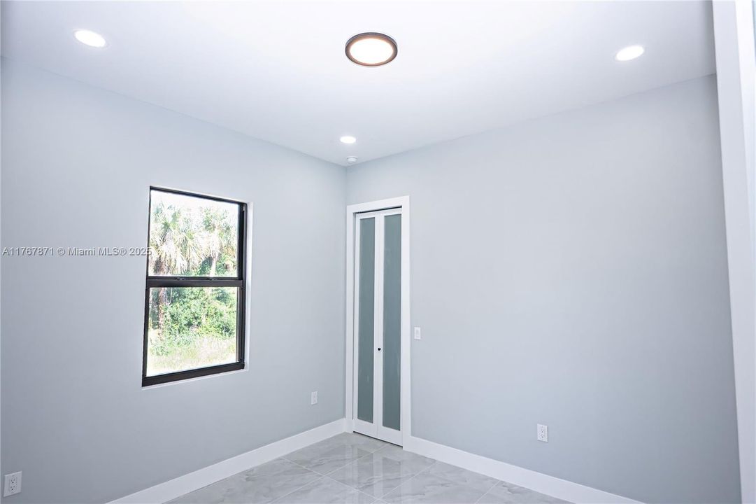 Недавно продано: $415,000 (4 спален, 2 ванн, 1800 Квадратных фут)