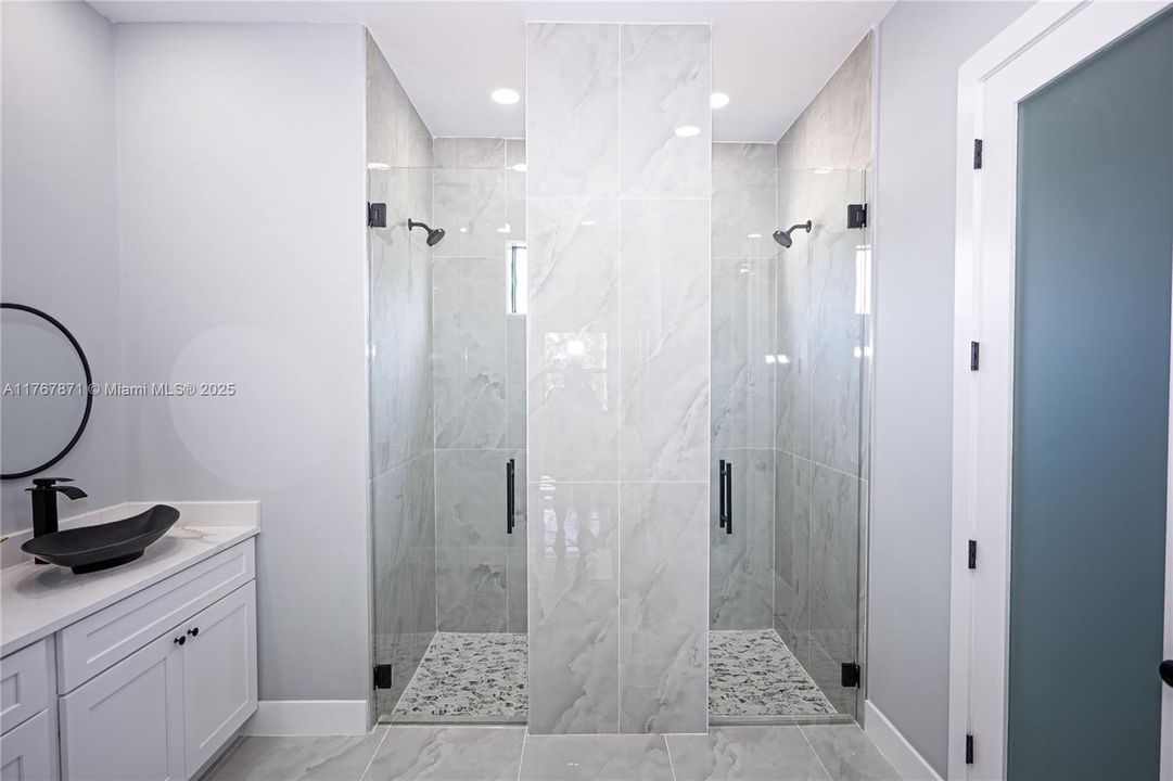 Недавно продано: $415,000 (4 спален, 2 ванн, 1800 Квадратных фут)