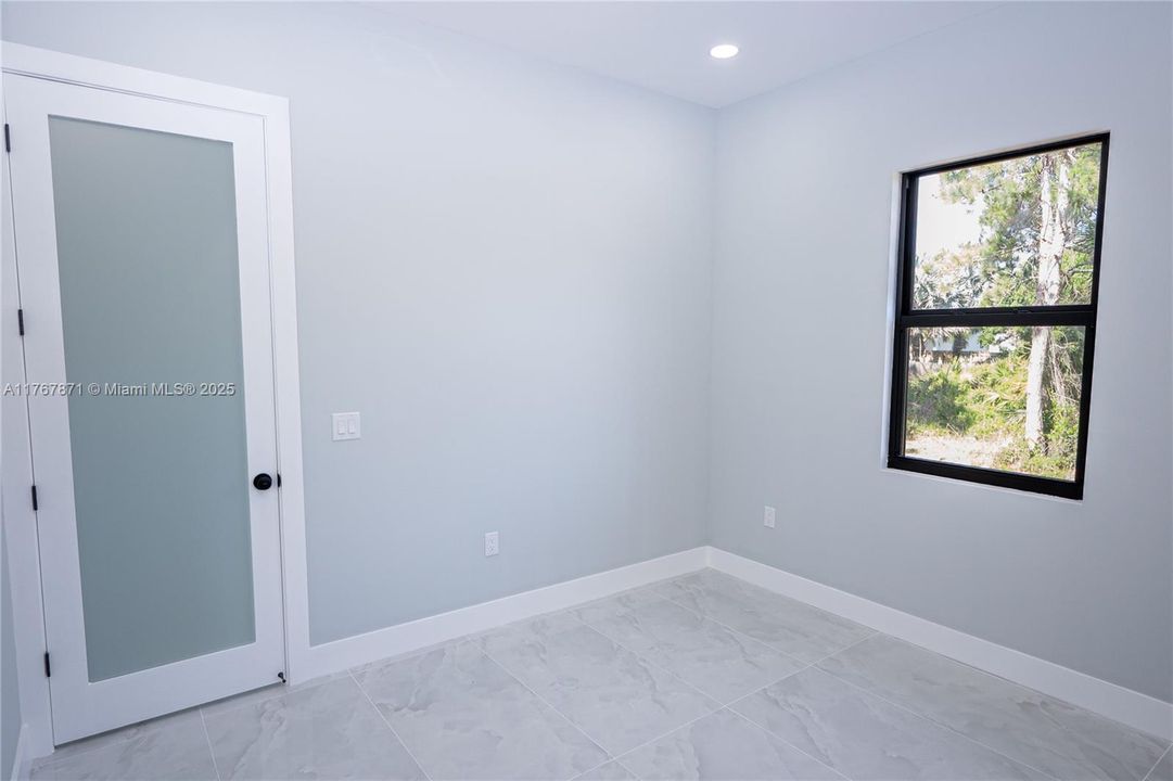 Недавно продано: $415,000 (4 спален, 2 ванн, 1800 Квадратных фут)