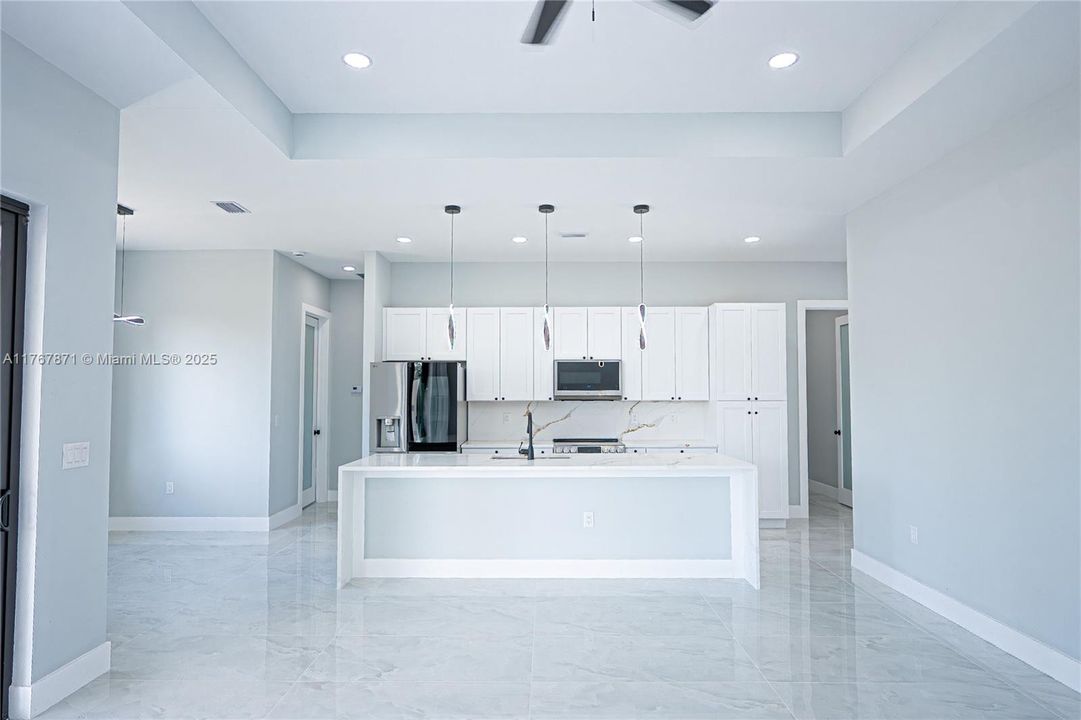 Недавно продано: $415,000 (4 спален, 2 ванн, 1800 Квадратных фут)