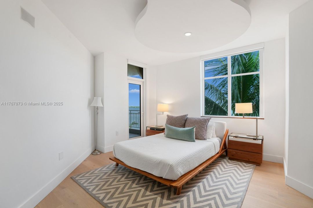 Recently Sold: $3,895,000 (4 beds, 3 baths, 3410 Square Feet)