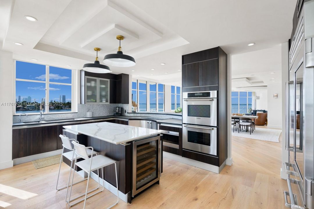 Recently Sold: $3,895,000 (4 beds, 3 baths, 3410 Square Feet)