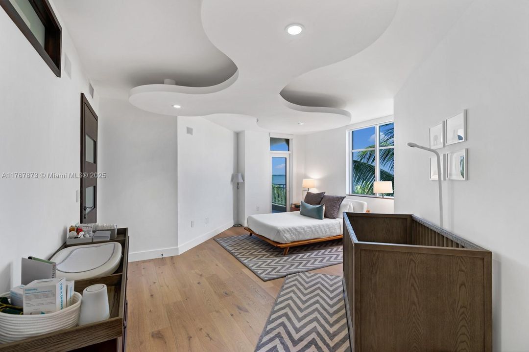 Recently Sold: $3,895,000 (4 beds, 3 baths, 3410 Square Feet)