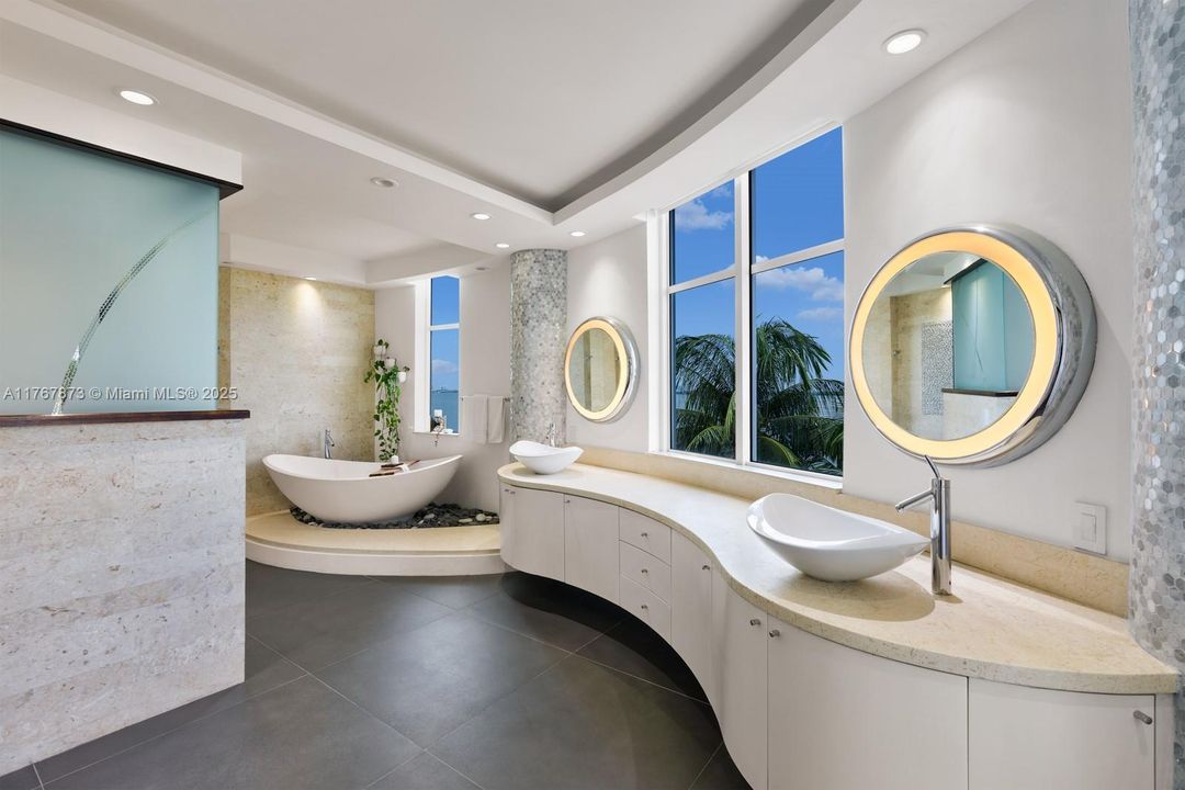 Recently Sold: $3,895,000 (4 beds, 3 baths, 3410 Square Feet)