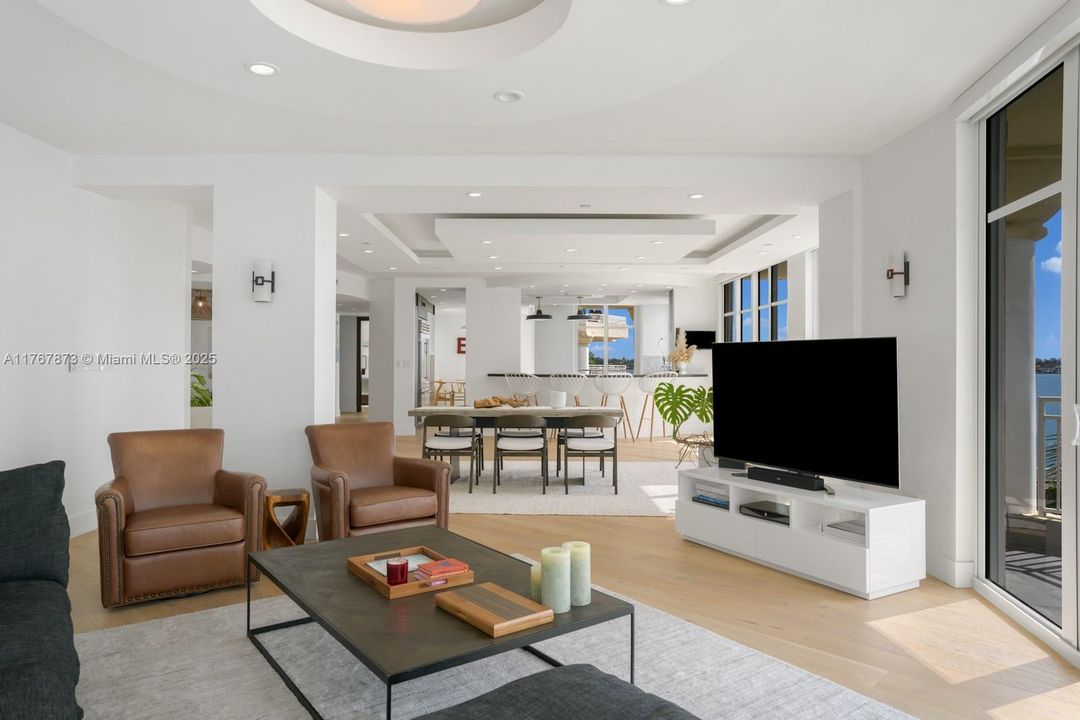 Recently Sold: $3,895,000 (4 beds, 3 baths, 3410 Square Feet)