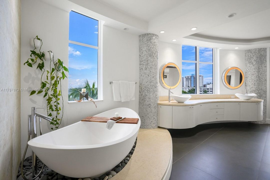 Recently Sold: $3,895,000 (4 beds, 3 baths, 3410 Square Feet)