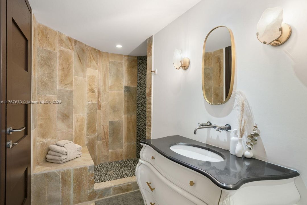 Recently Sold: $3,895,000 (4 beds, 3 baths, 3410 Square Feet)