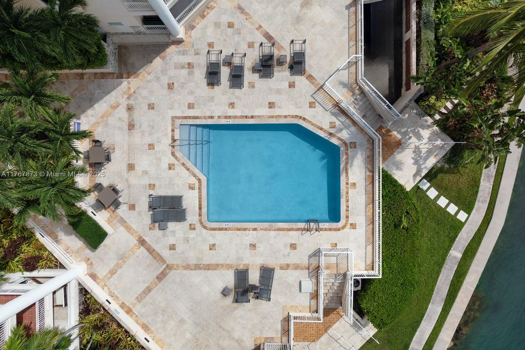 Recently Sold: $3,895,000 (4 beds, 3 baths, 3410 Square Feet)