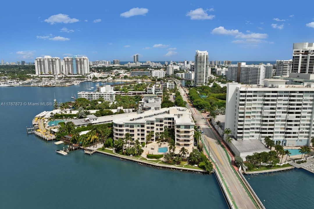 Recently Sold: $3,895,000 (4 beds, 3 baths, 3410 Square Feet)