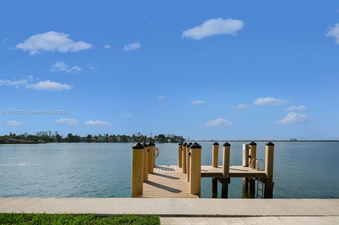 Recently Sold: $3,895,000 (4 beds, 3 baths, 3410 Square Feet)