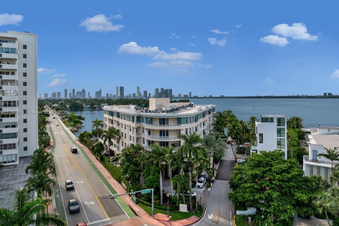 Recently Sold: $3,895,000 (4 beds, 3 baths, 3410 Square Feet)
