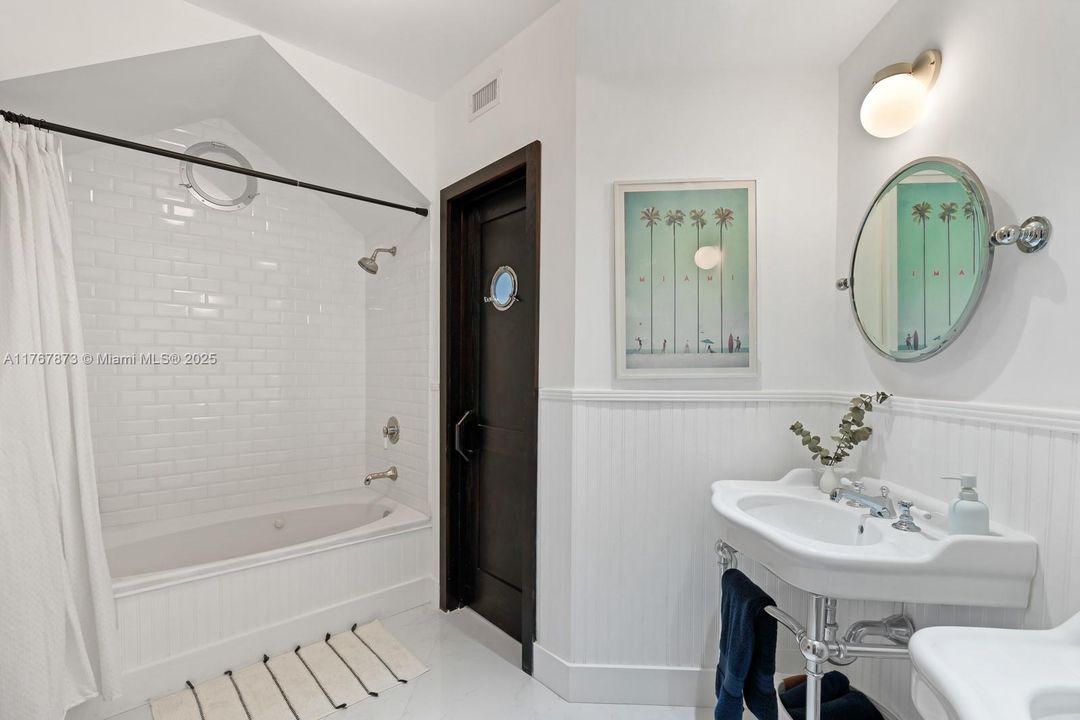 Recently Sold: $3,895,000 (4 beds, 3 baths, 3410 Square Feet)