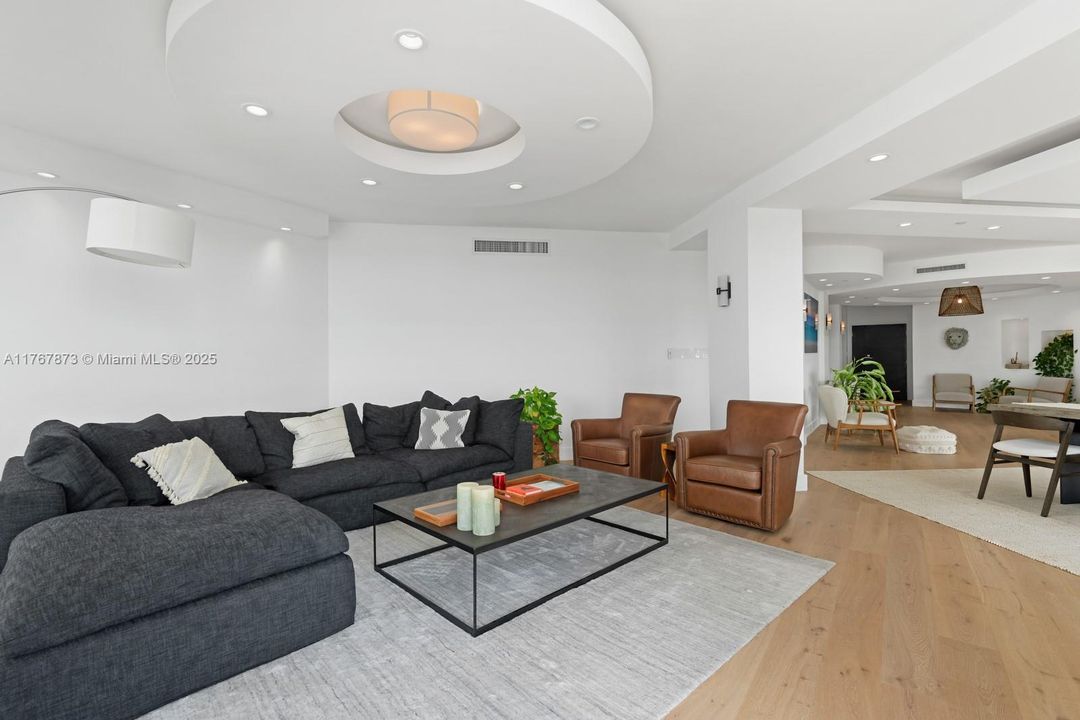 Recently Sold: $3,895,000 (4 beds, 3 baths, 3410 Square Feet)