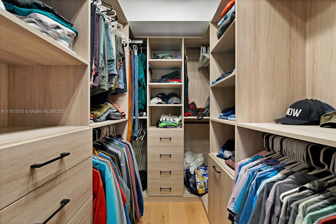 Recently Sold: $3,895,000 (4 beds, 3 baths, 3410 Square Feet)