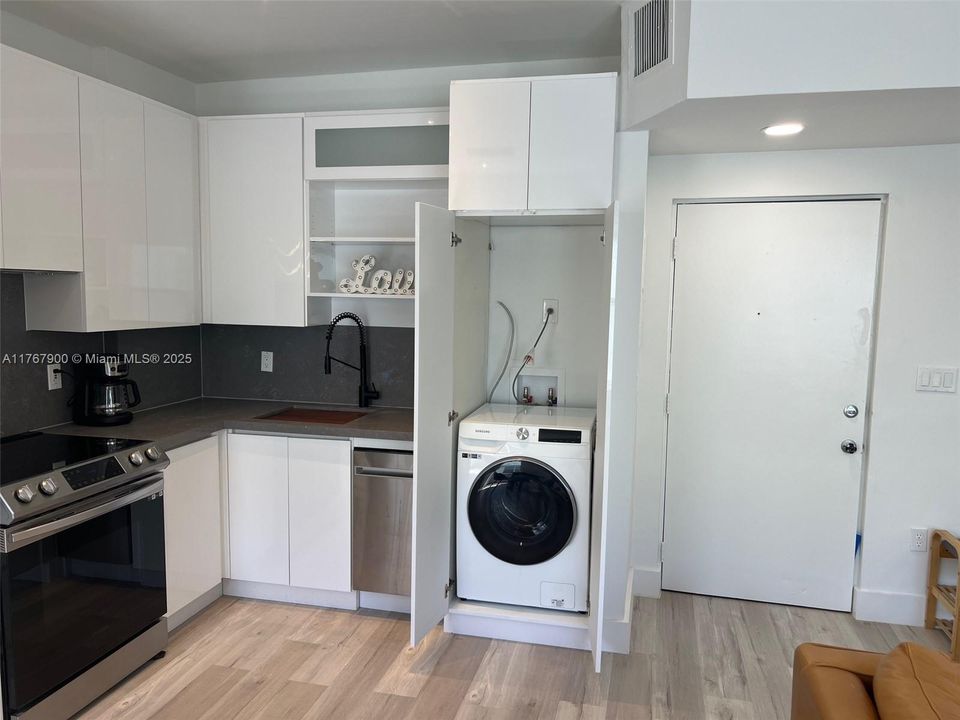 Недавно продано: $318,000 (1 спален, 1 ванн, 634 Квадратных фут)