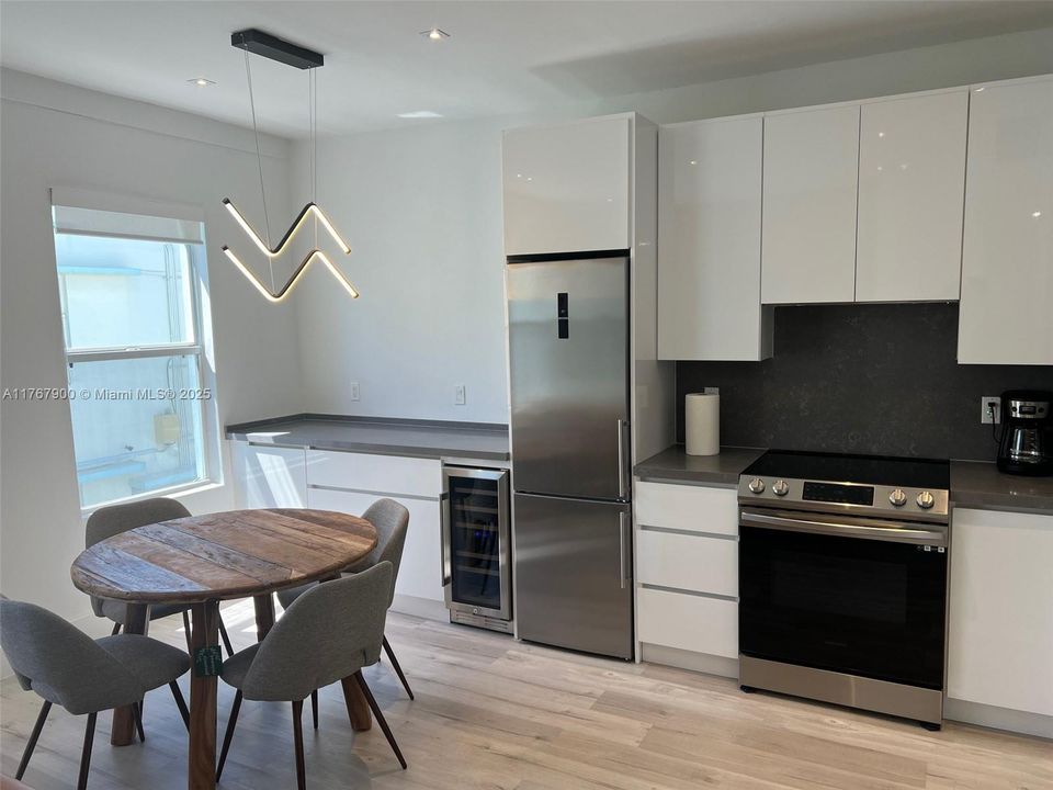 Недавно продано: $318,000 (1 спален, 1 ванн, 634 Квадратных фут)