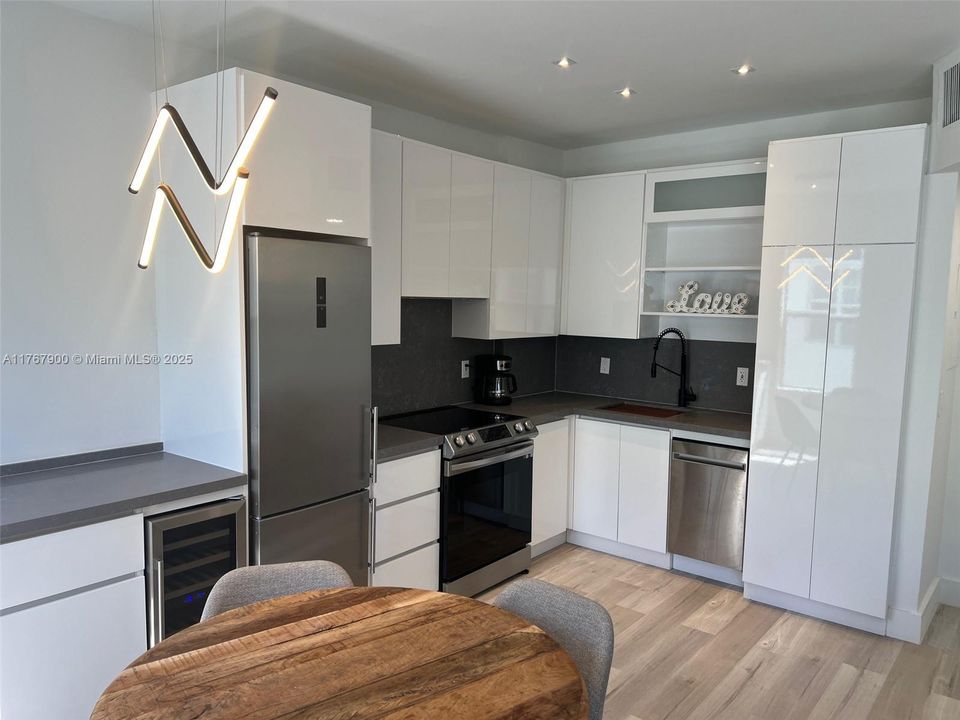 Недавно продано: $318,000 (1 спален, 1 ванн, 634 Квадратных фут)