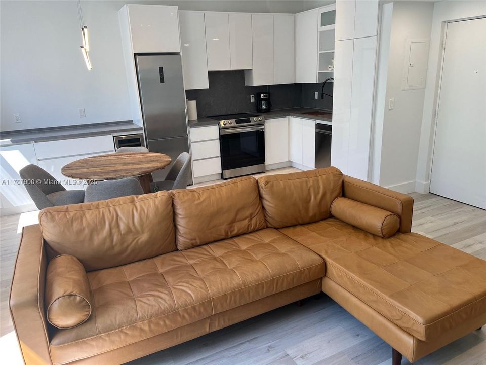 Недавно продано: $318,000 (1 спален, 1 ванн, 634 Квадратных фут)