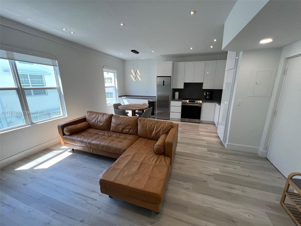 Недавно продано: $318,000 (1 спален, 1 ванн, 634 Квадратных фут)