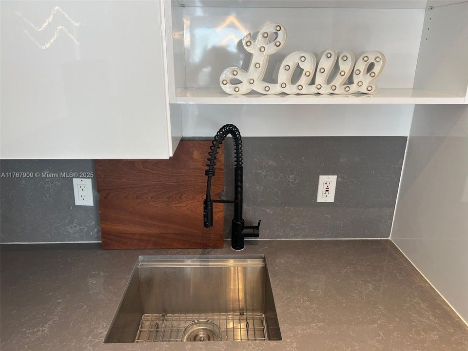 Недавно продано: $318,000 (1 спален, 1 ванн, 634 Квадратных фут)