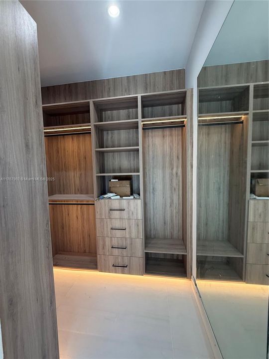 Recently Sold: $3,100,000 (4 beds, 4 baths, 1224 Square Feet)