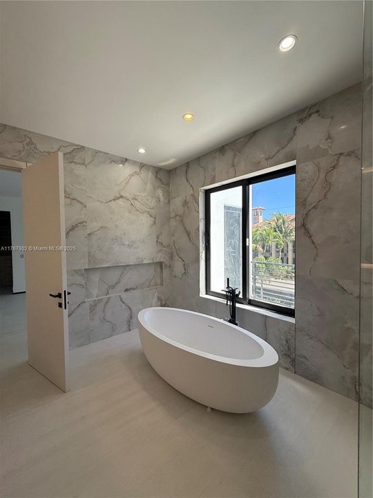 Recently Sold: $3,100,000 (4 beds, 4 baths, 1224 Square Feet)