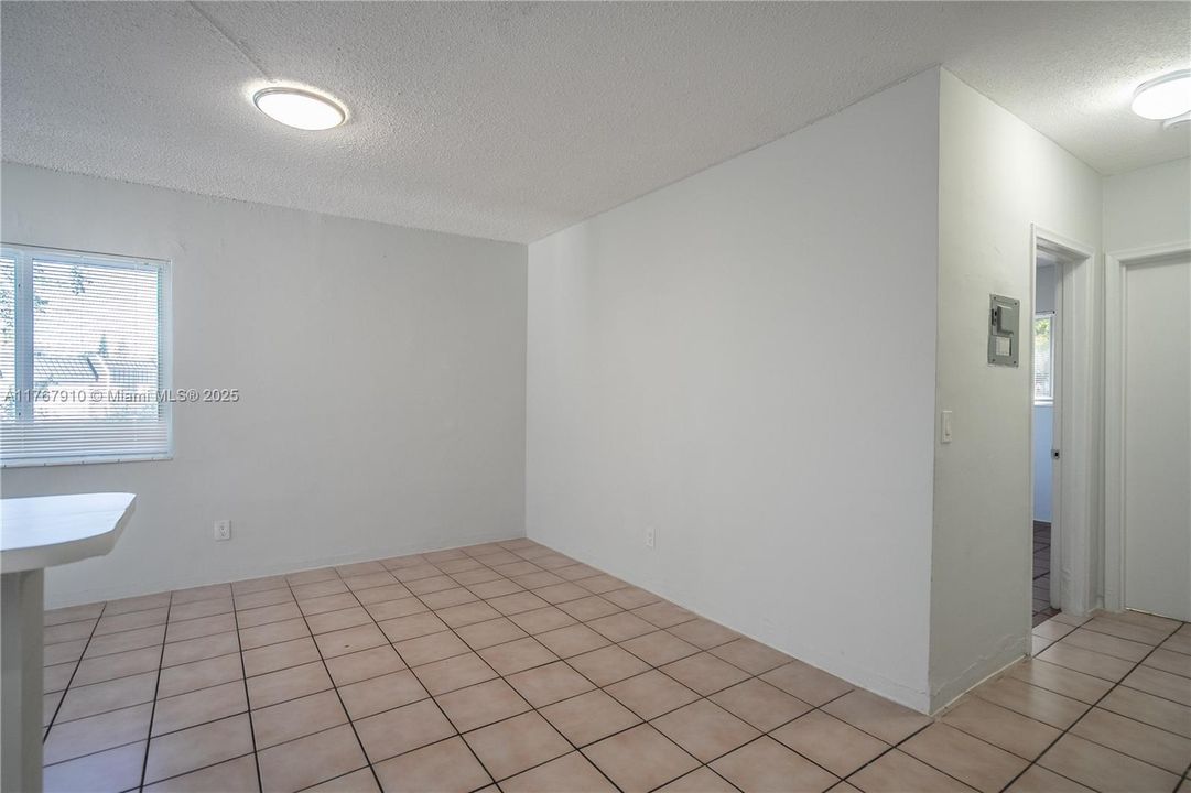 Recently Rented: $1,800 (1 beds, 1 baths, 725 Square Feet)