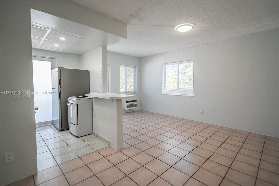 Recently Rented: $1,800 (1 beds, 1 baths, 725 Square Feet)