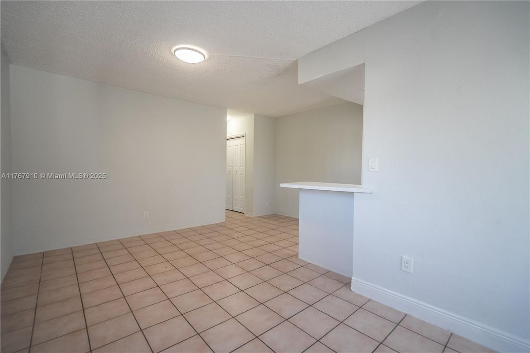 Recently Rented: $1,800 (1 beds, 1 baths, 725 Square Feet)
