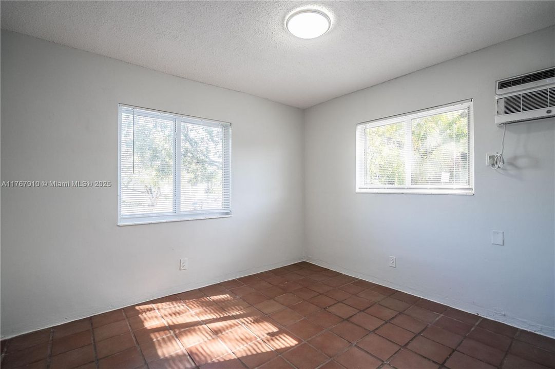 Recently Rented: $1,800 (1 beds, 1 baths, 725 Square Feet)