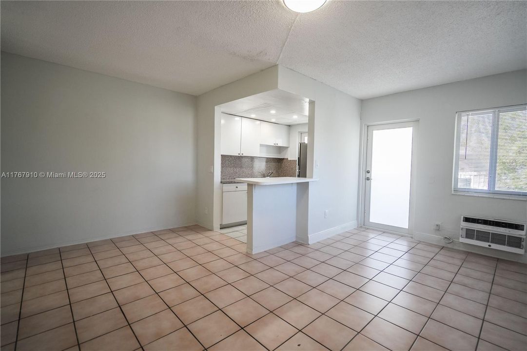 Recently Rented: $1,800 (1 beds, 1 baths, 725 Square Feet)