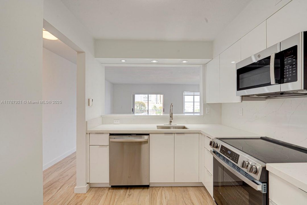 Recently Rented: $3,600 (2 beds, 2 baths, 1030 Square Feet)