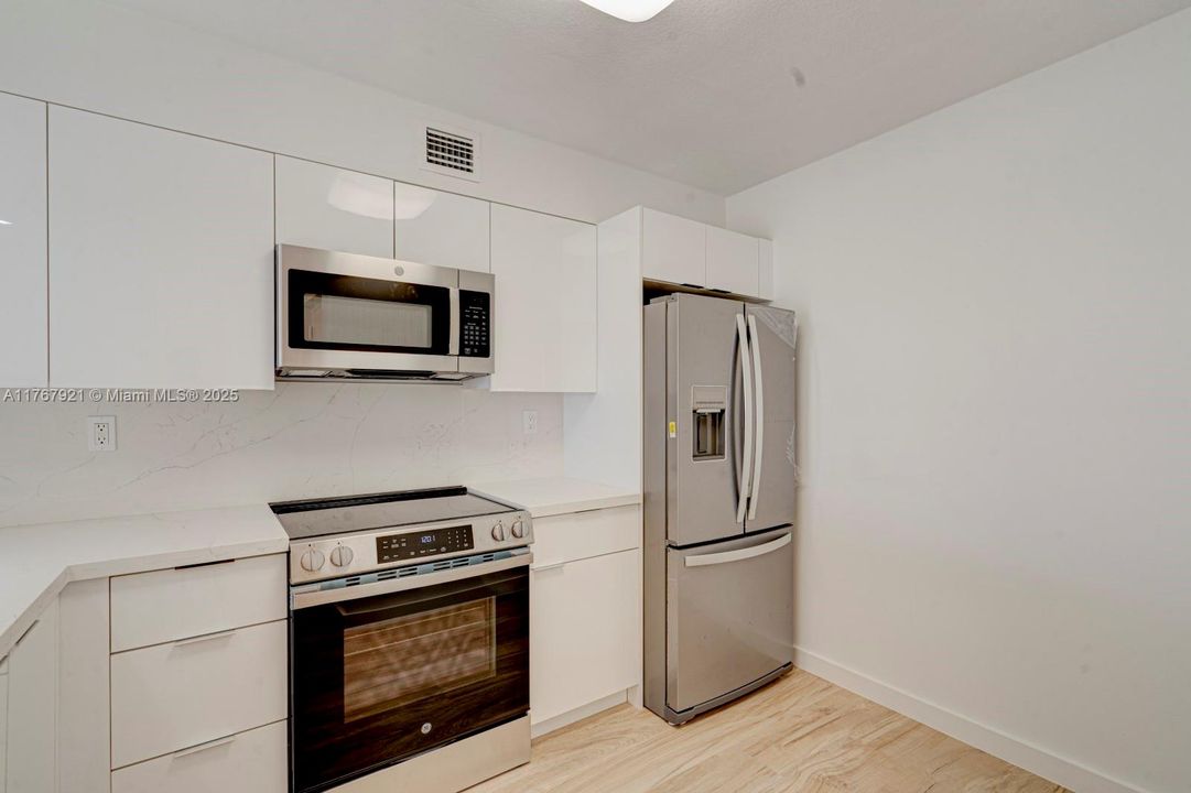 Recently Rented: $3,600 (2 beds, 2 baths, 1030 Square Feet)