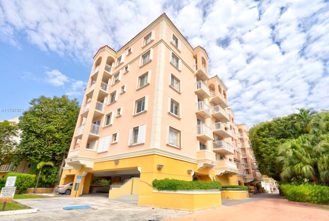 Recently Rented: $3,600 (2 beds, 2 baths, 1030 Square Feet)