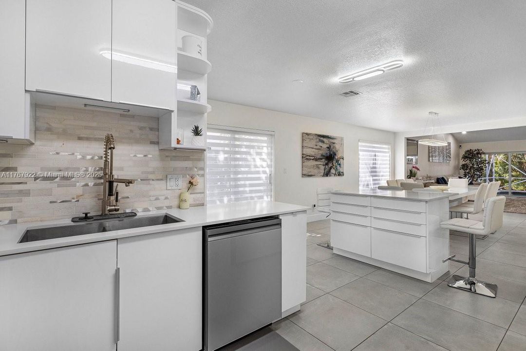 待售: $899,000 (4 贝兹, 4 浴室, 2722 平方英尺)