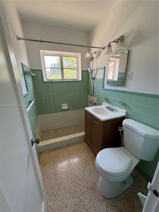 Recently Rented: $2,650 (2 beds, 1 baths, 978 Square Feet)