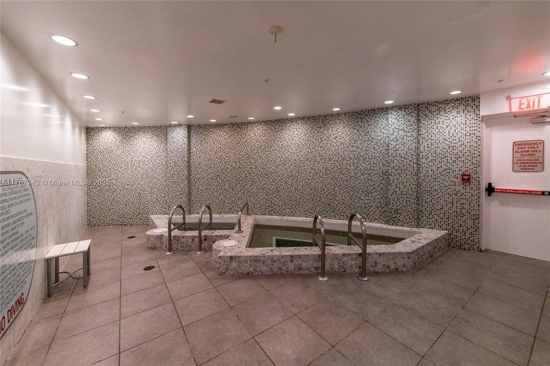 For Rent: $3,900 (2 beds, 2 baths, 1044 Square Feet)