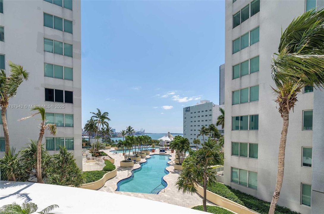 For Rent: $3,900 (2 beds, 2 baths, 1044 Square Feet)