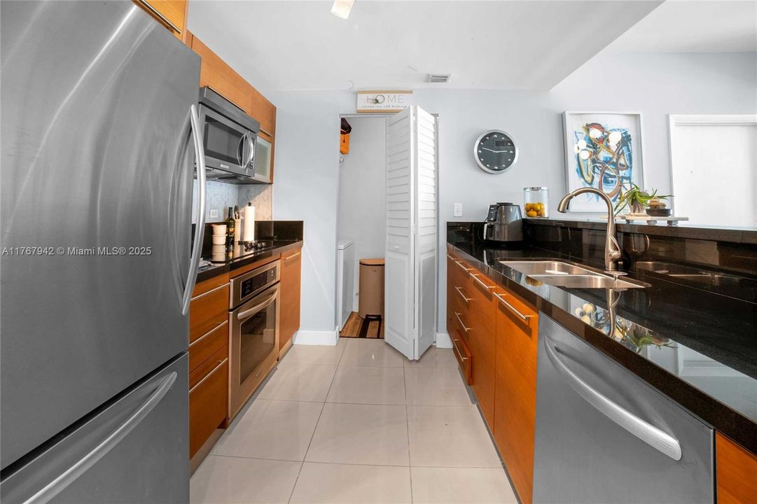 For Rent: $3,900 (2 beds, 2 baths, 1044 Square Feet)