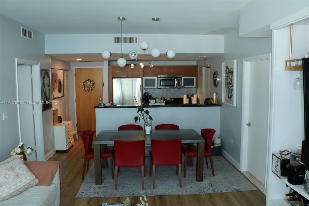 For Rent: $3,900 (2 beds, 2 baths, 1044 Square Feet)