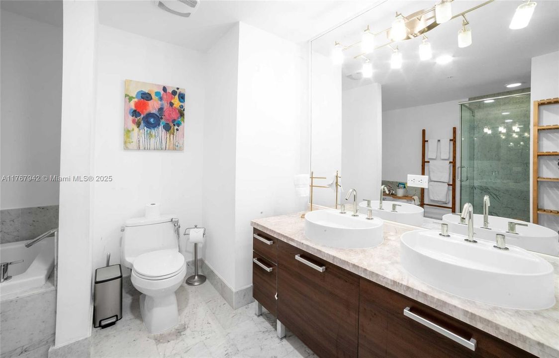 For Rent: $3,900 (2 beds, 2 baths, 1044 Square Feet)